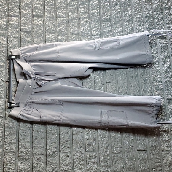 LIZ LANGE- Maternity Gray Cargo Capri's Size Large - Picture 9 of 12